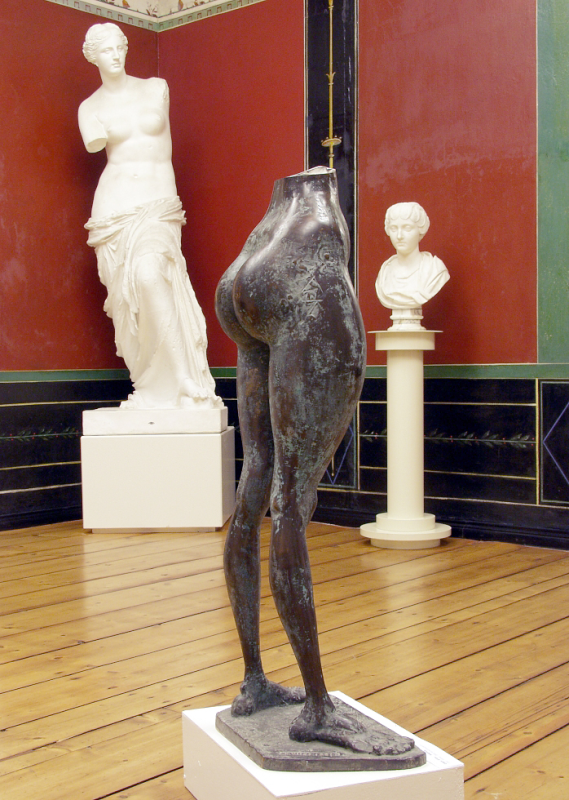 File:Tartu Ülikooli Kunstimuuseum_Tumepunane  saal  näituse Tänapäeva Minotauros  ajal_esiplaanil E Viiese skulptuur Venus.jpg